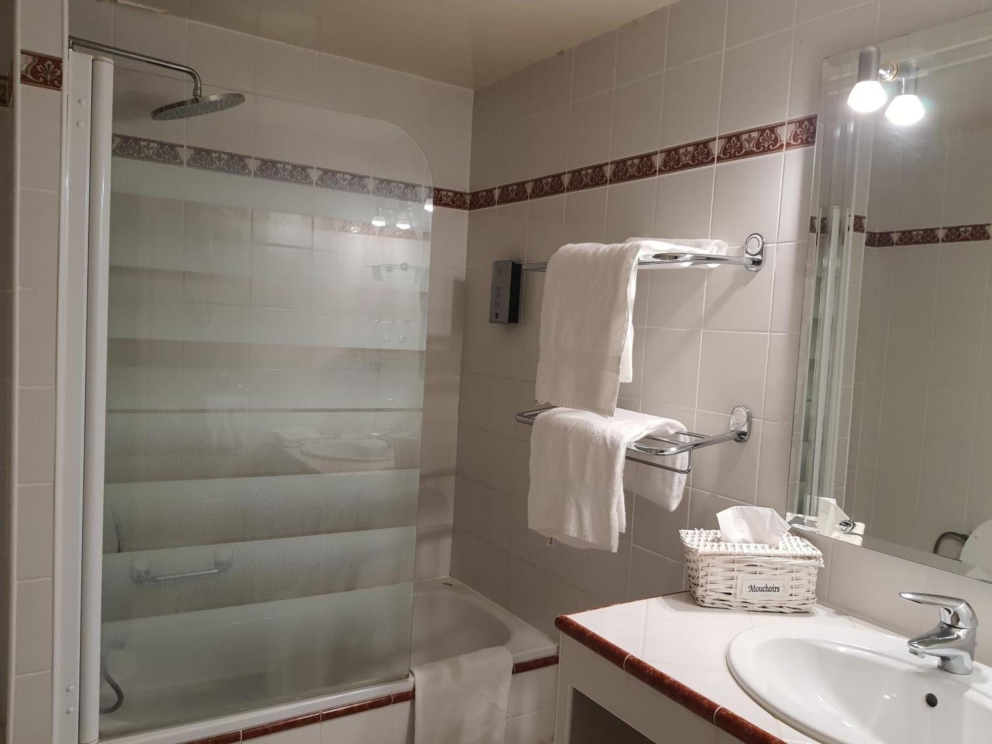 Logis - Hotel & Restaurant Le Gonfalon Germigny-l'Eveque Zewnętrze zdjęcie