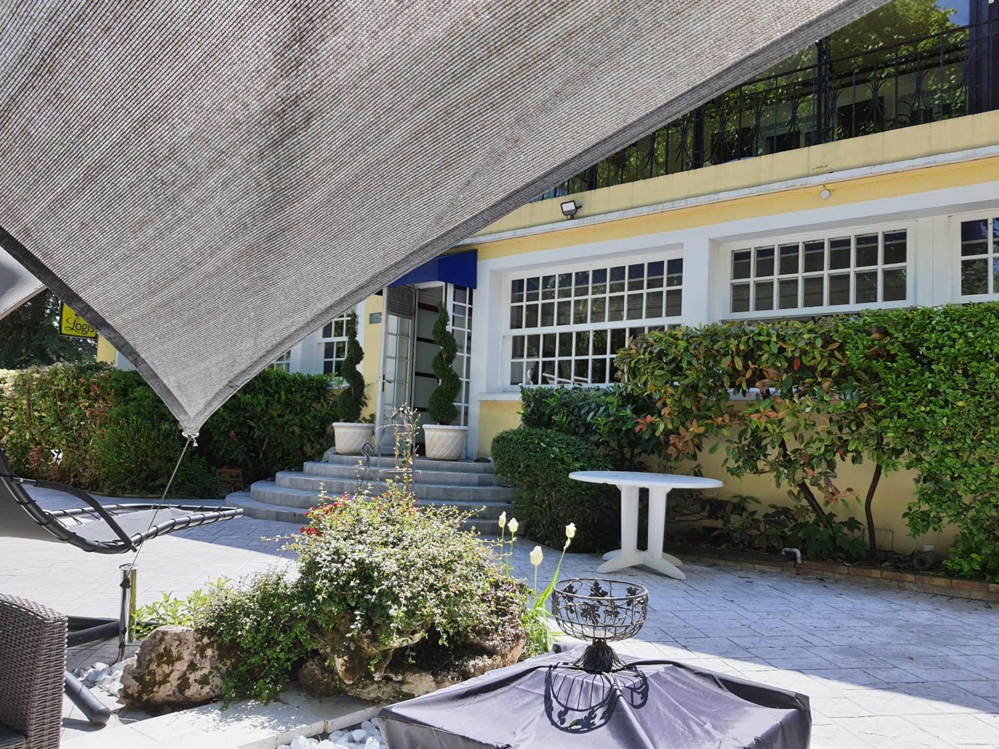 Logis - Hotel & Restaurant Le Gonfalon Germigny-l'Eveque Zewnętrze zdjęcie