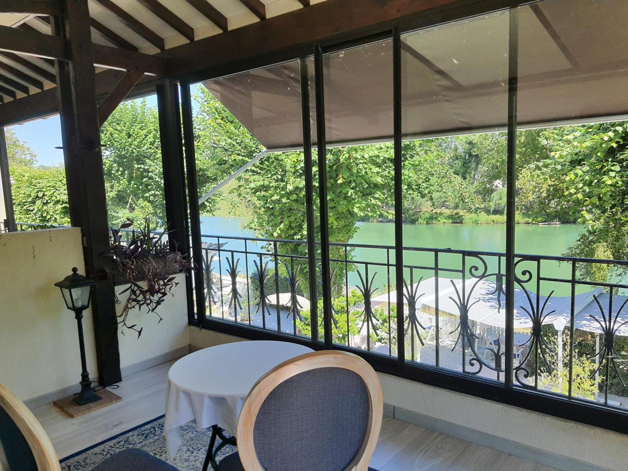 Logis - Hotel & Restaurant Le Gonfalon Germigny-l'Eveque Zewnętrze zdjęcie