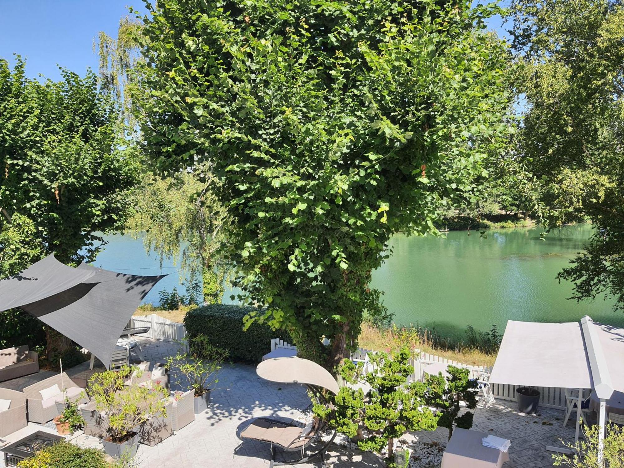 Logis - Hotel & Restaurant Le Gonfalon Germigny-l'Eveque Zewnętrze zdjęcie