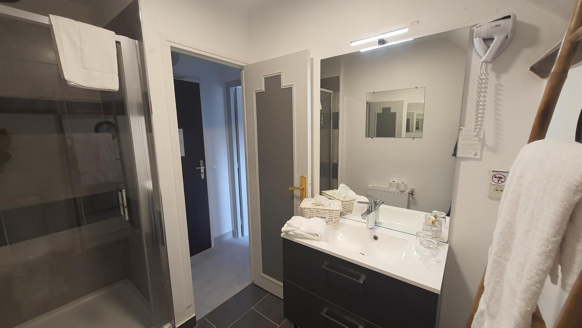 Logis - Hotel & Restaurant Le Gonfalon Germigny-l'Eveque Zewnętrze zdjęcie