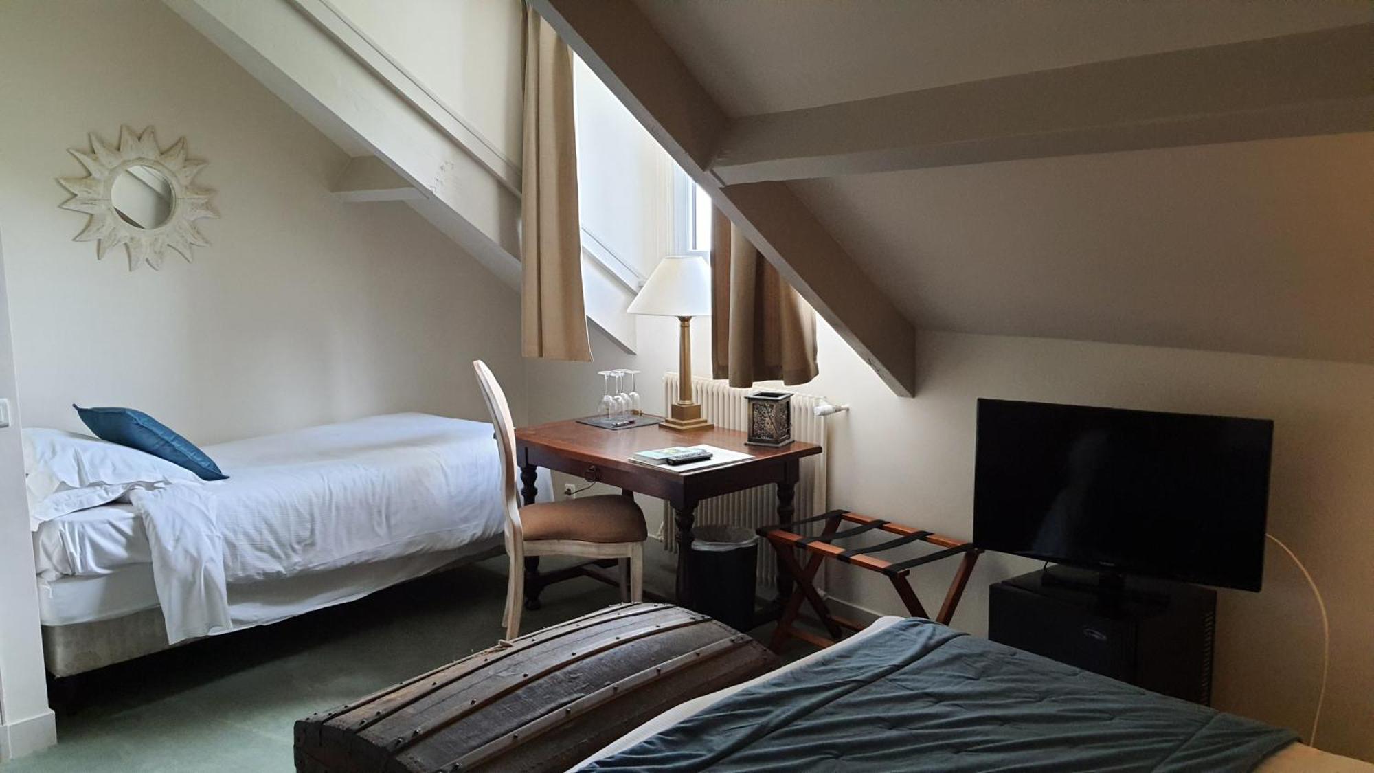 Logis - Hotel & Restaurant Le Gonfalon Germigny-l'Eveque Zewnętrze zdjęcie