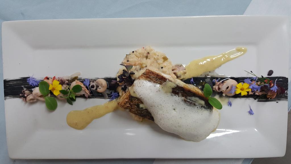 Logis - Hotel & Restaurant Le Gonfalon Germigny-l'Eveque Zewnętrze zdjęcie