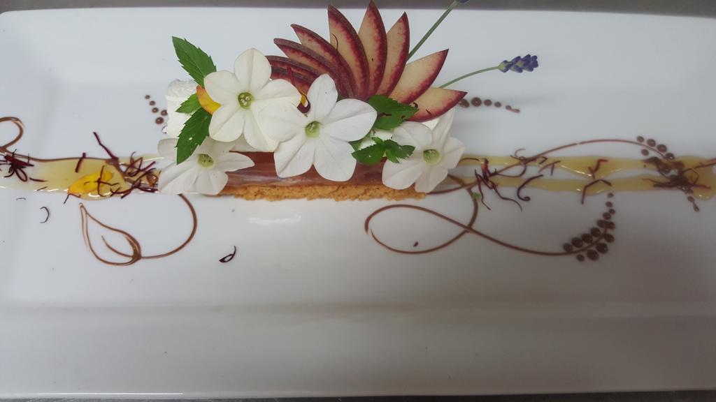 Logis - Hotel & Restaurant Le Gonfalon Germigny-l'Eveque Zewnętrze zdjęcie