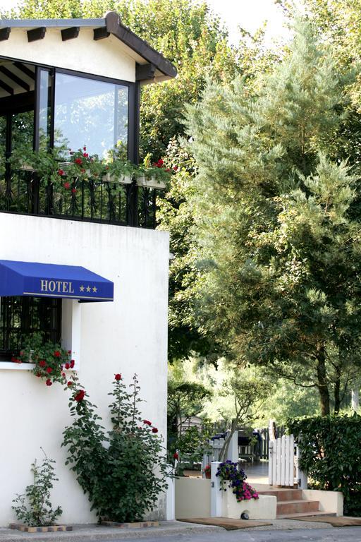 Logis - Hotel & Restaurant Le Gonfalon Germigny-l'Eveque Zewnętrze zdjęcie