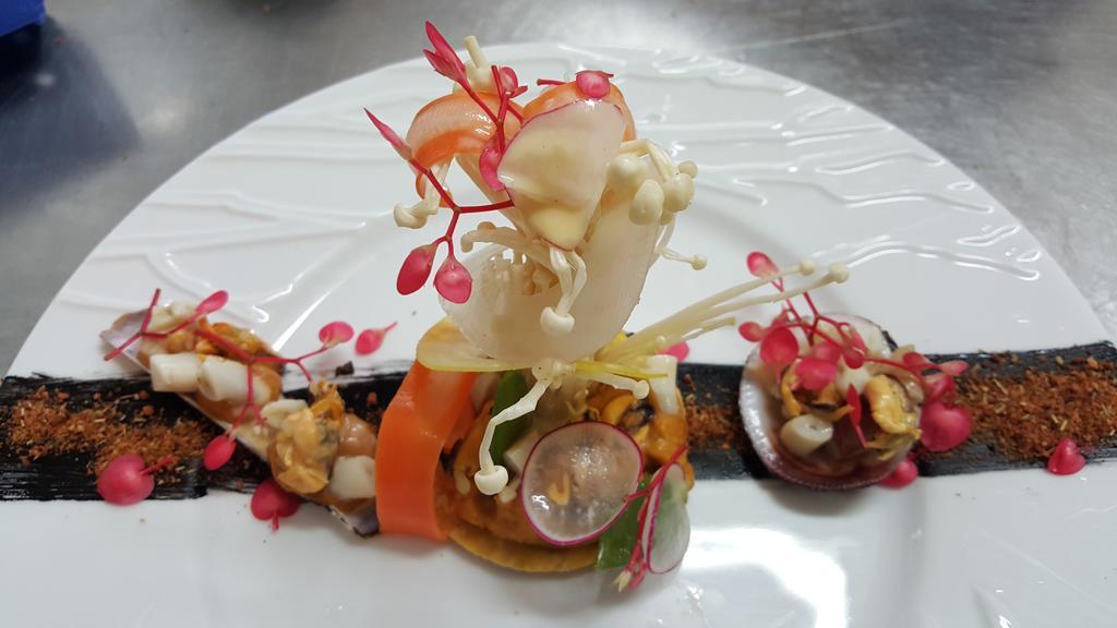 Logis - Hotel & Restaurant Le Gonfalon Germigny-l'Eveque Zewnętrze zdjęcie